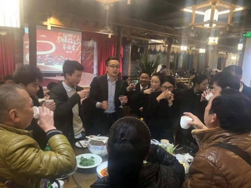 團隊敬酒與每位客戶敬酒.jpg
