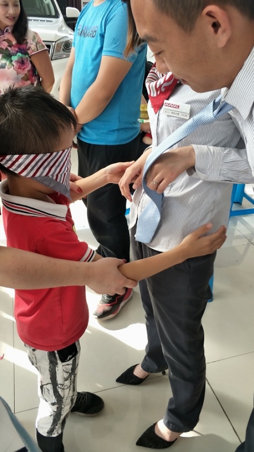 工作人員參與互動.jpg